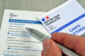 Photo remplir un document français pour un vote par procuration