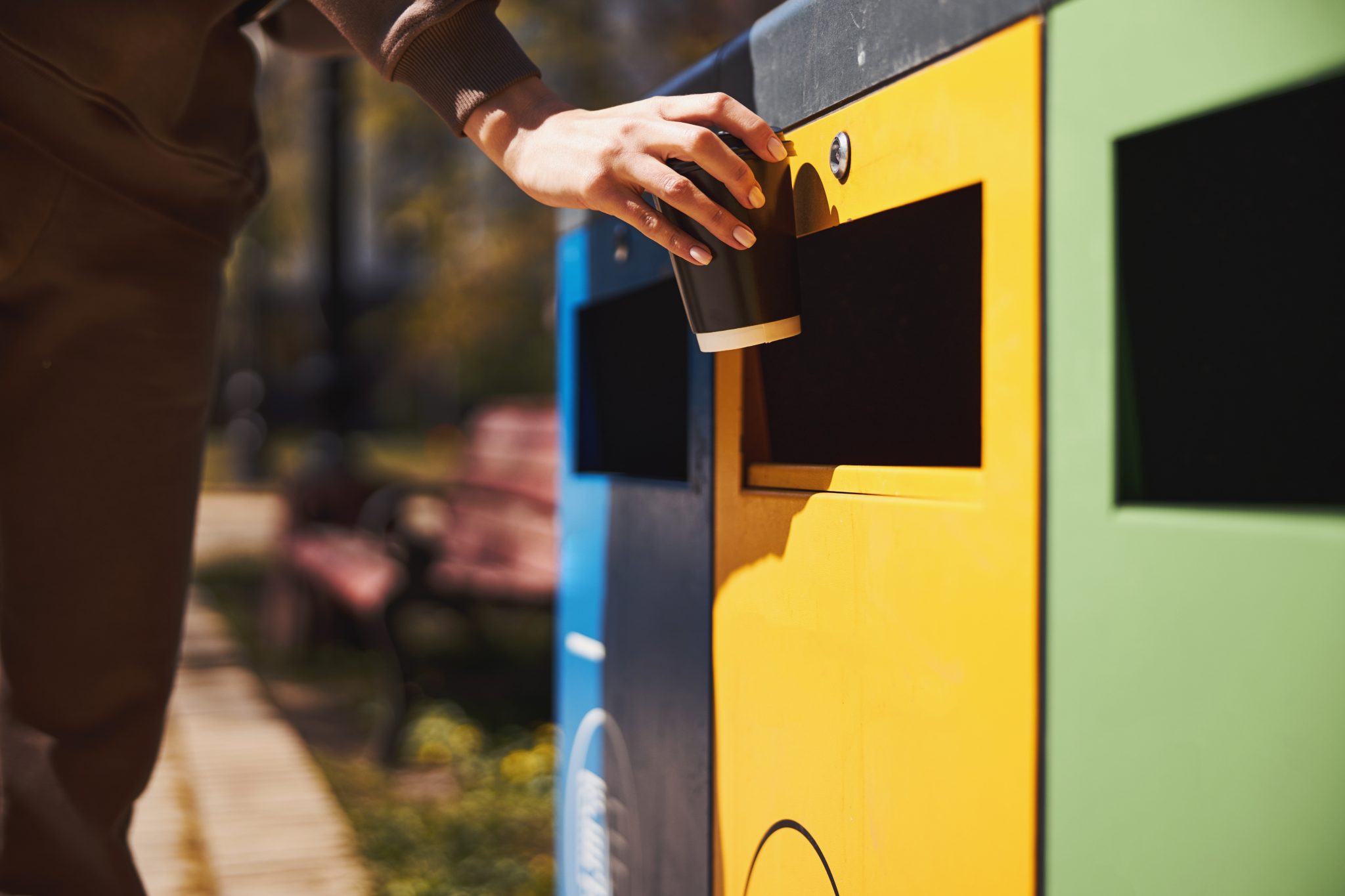 Photo d'une personne triant ses déchets