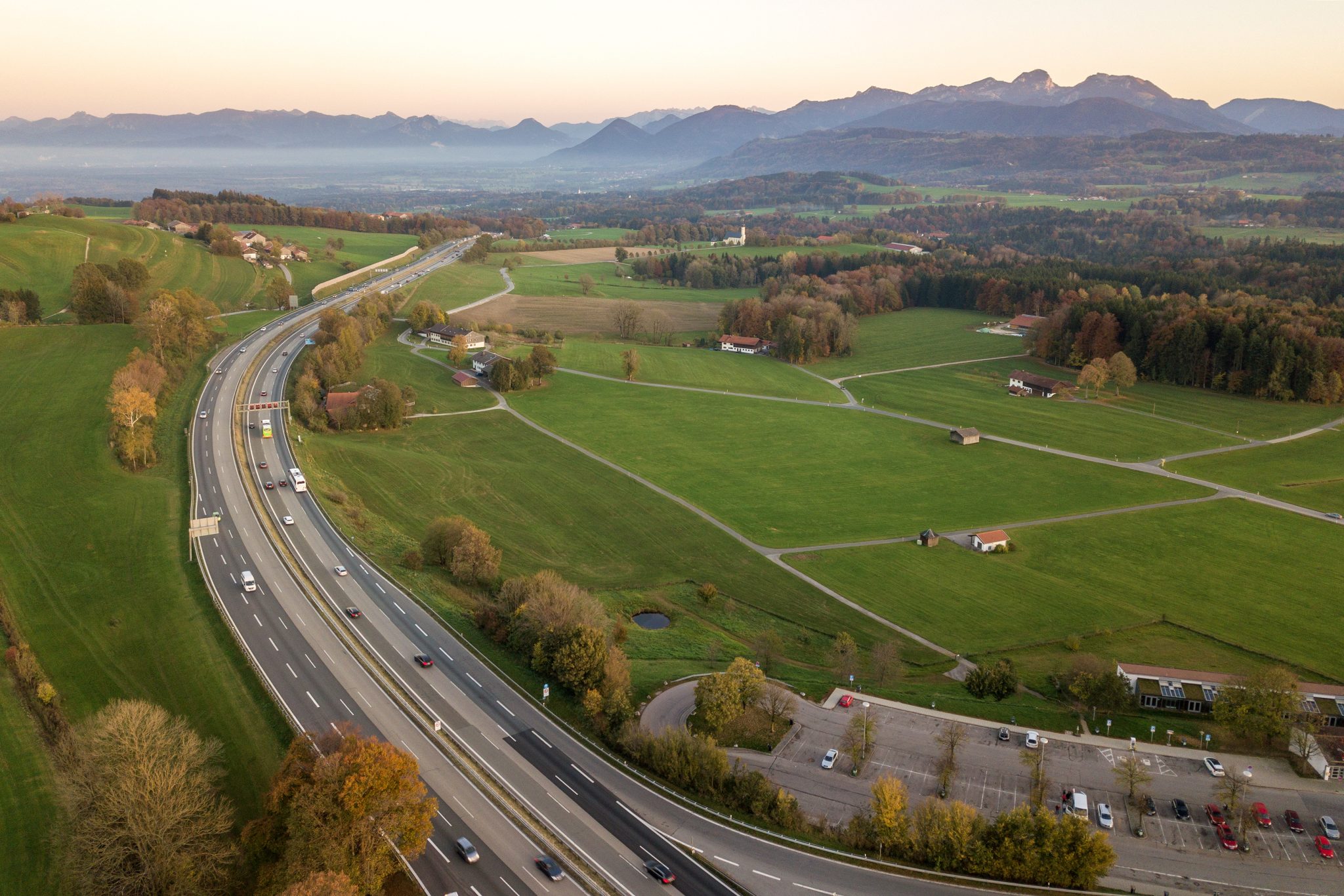 Photo d'une autoroute avec des voitures en mouvement dans une zone rurale