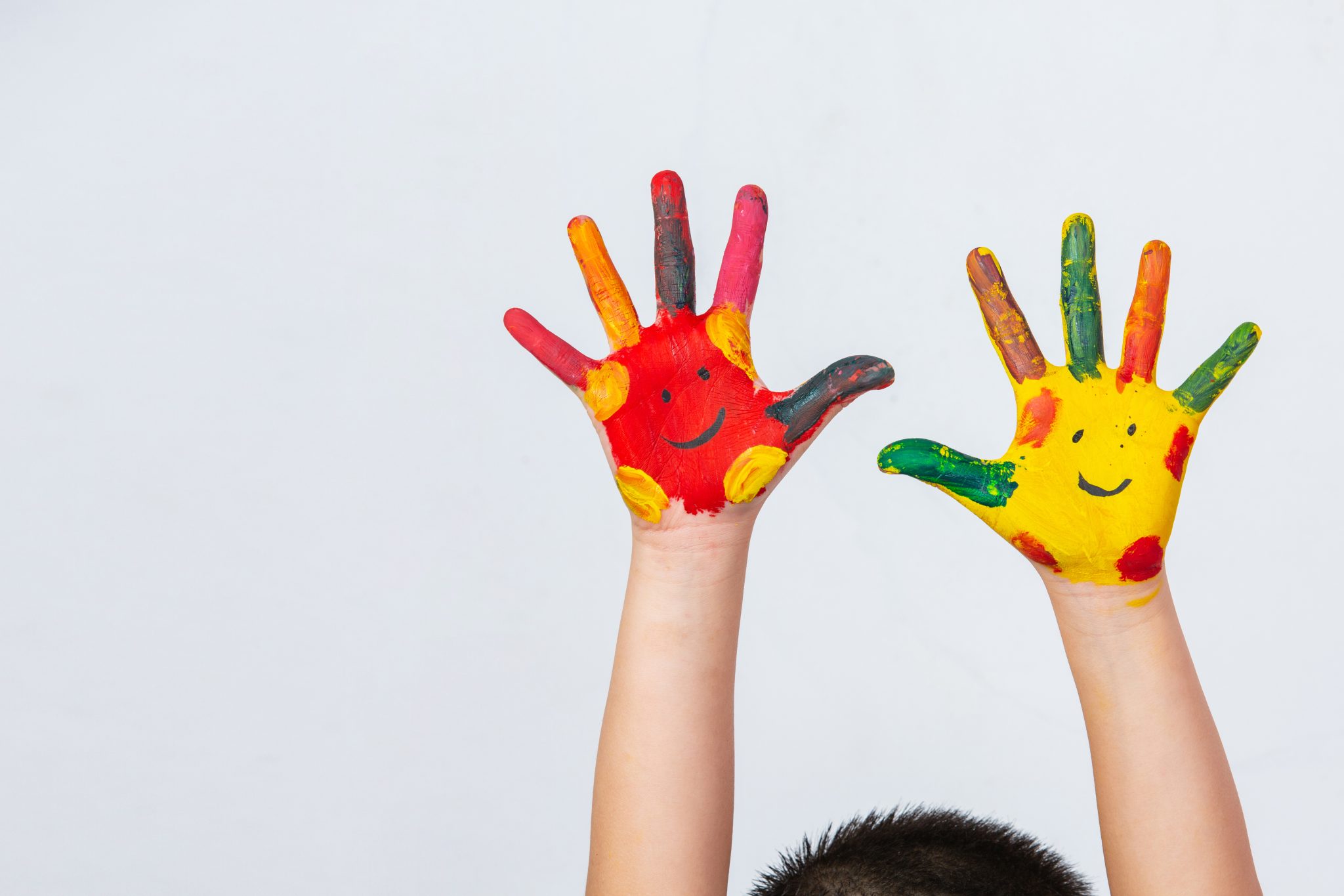 Photo de mains d'enfants avec de la peinture