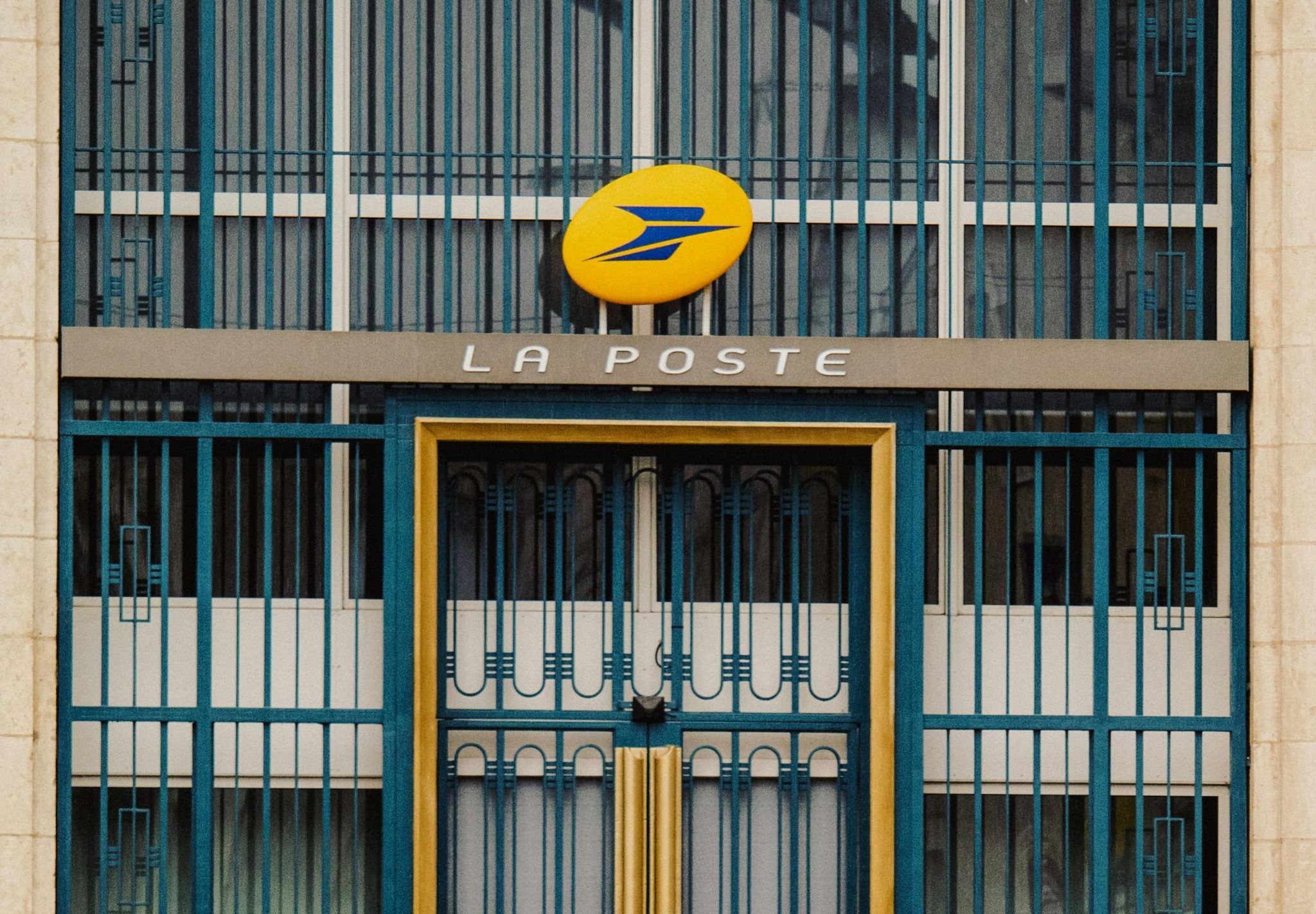 Photo d'une entrée de La Poste.