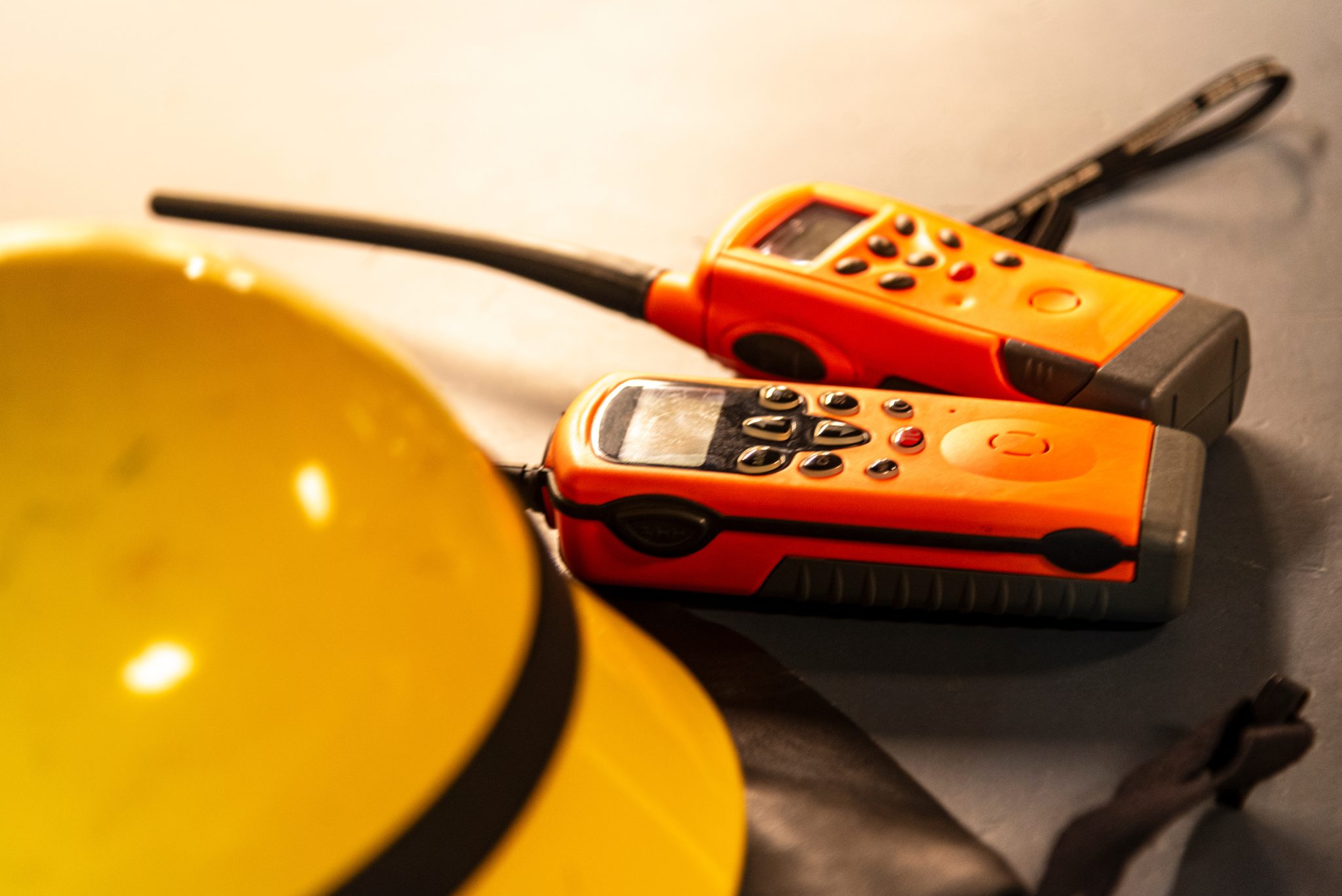 Photo de deux radios pour la communication d'urgence.