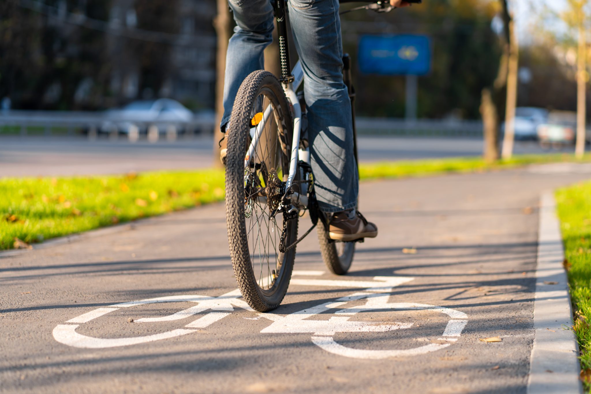 Photo d'un vélo sur une piste cyclable