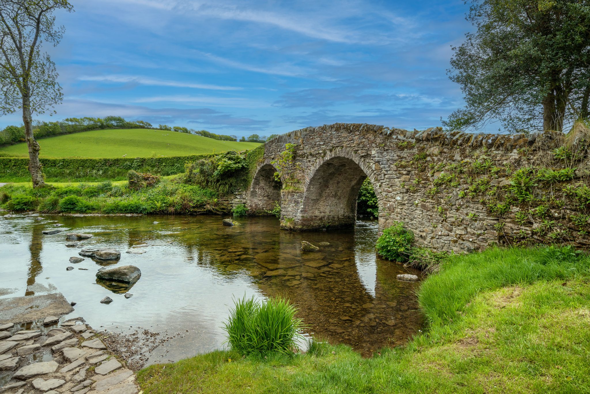 Photo d'un pont en pierre en milieu rural