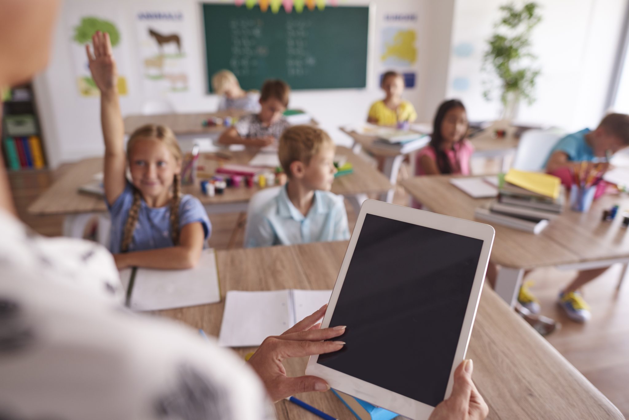 Photo représentant l'utilisation de tablettes numériques dans les écoles