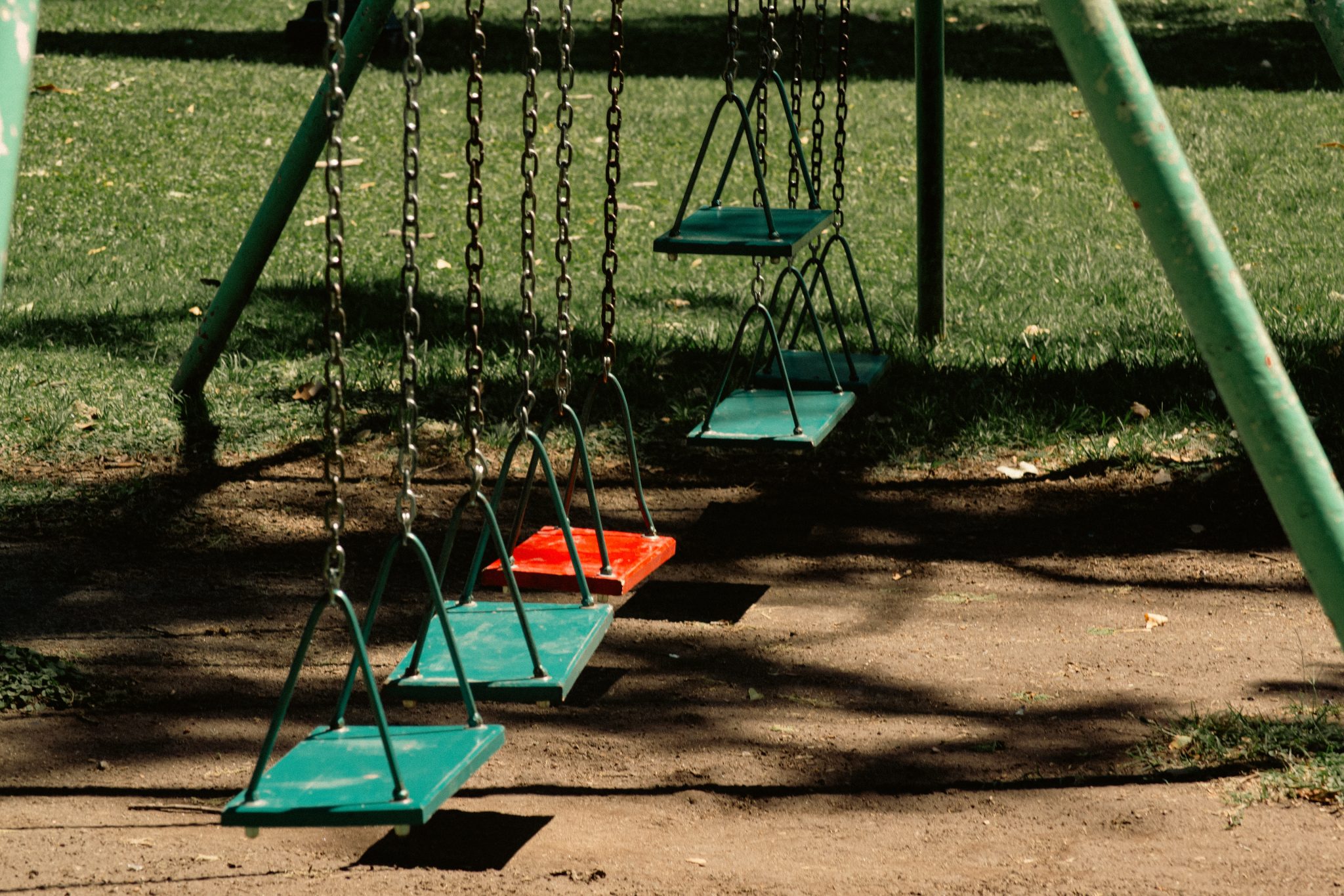 Photo d'un parc de jeux pour enfants avec des balançoires