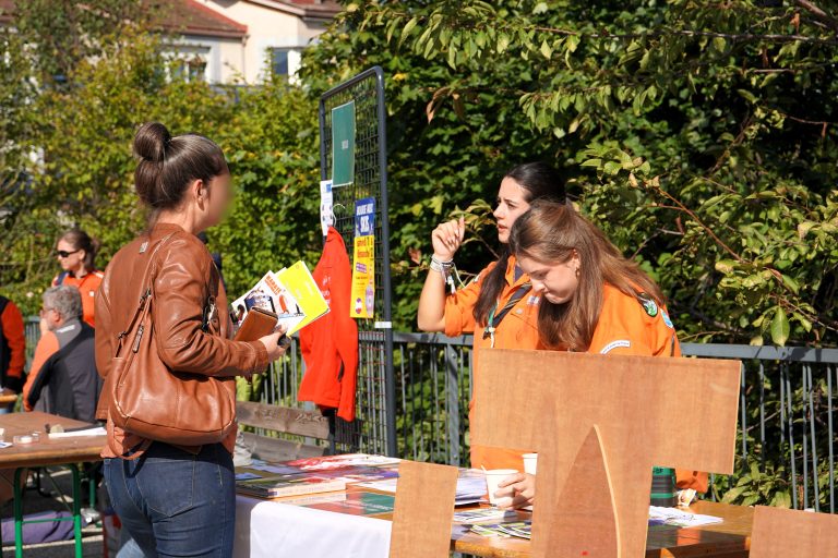 Photo du stand des scouts guides de France