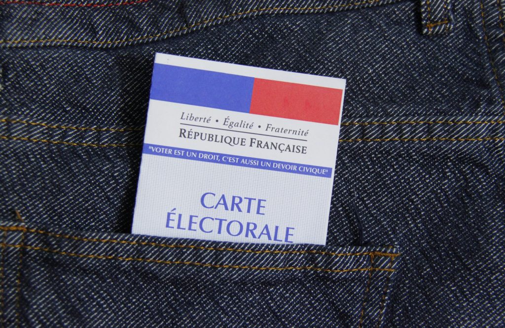 Carte électorale dans la poche arrière d’un jeans