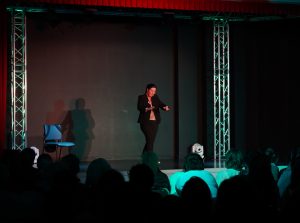 Photo de Bénédicte Bousquet sur scène.