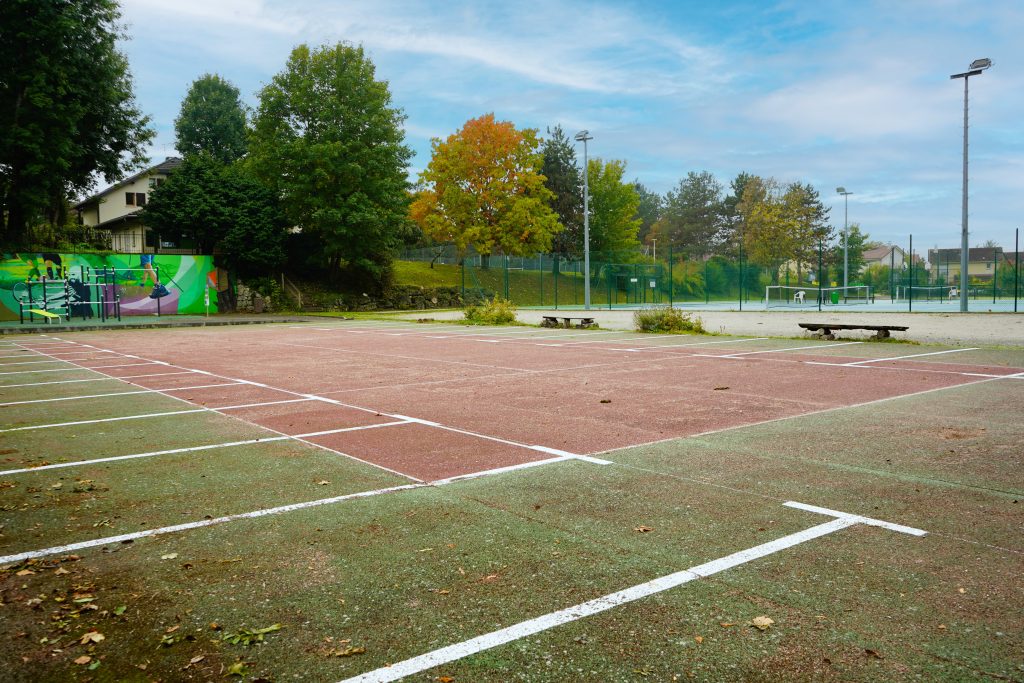 Photo du nouveau parking aux terrains de tennis.