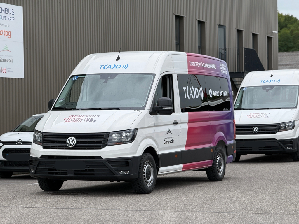 Photo d'un véhicule floqué avec la nouvelle identité visuelle du T(A)D