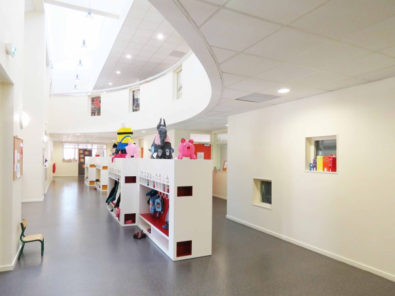 Photo des casiers des enfants de l'école maternelle des Gommettes